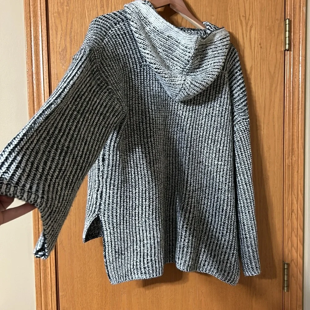 ❄️POL hooded sweater❄️ - Picture 4 of 5